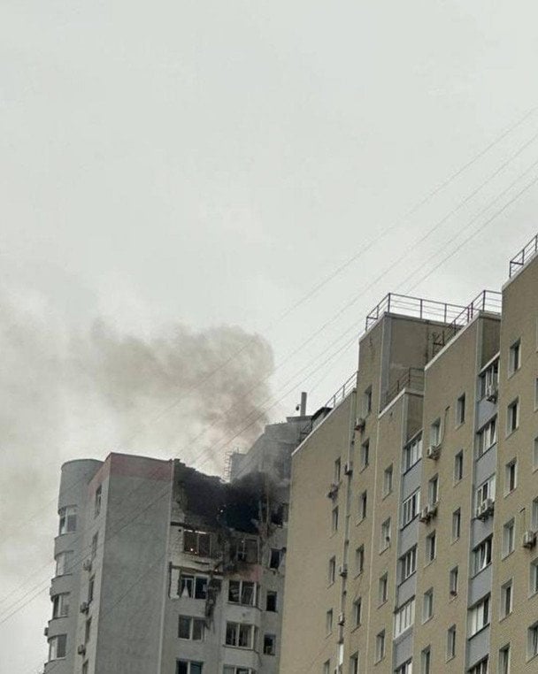 Росія знову атакувала Київ: безпілотник влучив у будинок (фото)