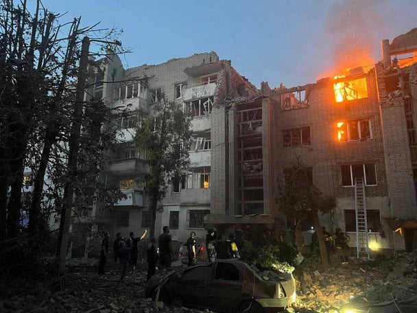 Ракета влучила у житловий будинок у Львові: багато постраждалих, під завалами шукають людей - усі деталі