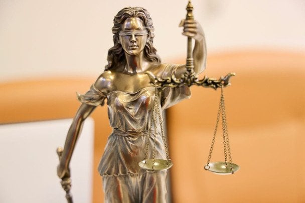 Учитель вдарив 11-річного школяра головою об лавку через сувенірний ніж: чим закінчилося
