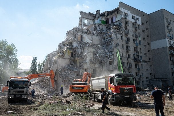 Кривавий удар по Києву: під завалами понад добу шукають людей, кількість жертв росте — нові дані