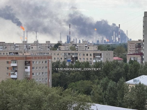 Подолали 2500 кілометрів: дрони атакували Омський НПЗ у Росії (фото, відео)