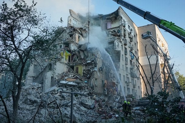 У Києві РФ перетворила будинки на руїни: кількість загиблих стрімко зростає, під завалами шукають людей