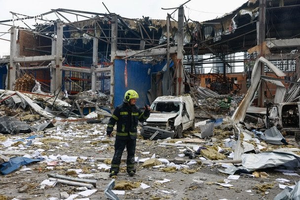 Ракетний удар по Києву: спалахнули масштабні пожежі, є загибла і травмовані — усі деталі (фото)