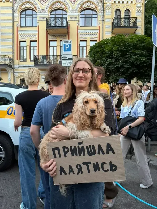 "Прийшла лаятись": на мітинги проти відставки Федорова прийшли навіть діти та домашні улюбленці (фото)