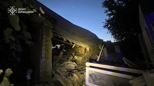 Розбитий житловий будинок, поранені жінки та дитина: РФ завдала кривавого удару по Київщині