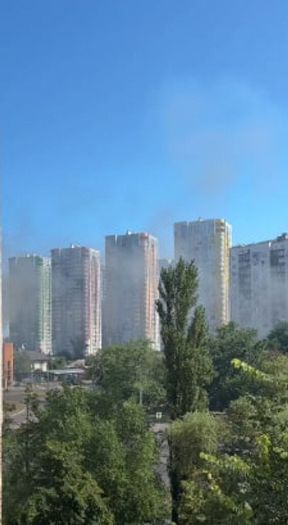 ЖК потонув у густому диму: що сталося на лівому березі Києва (відео)