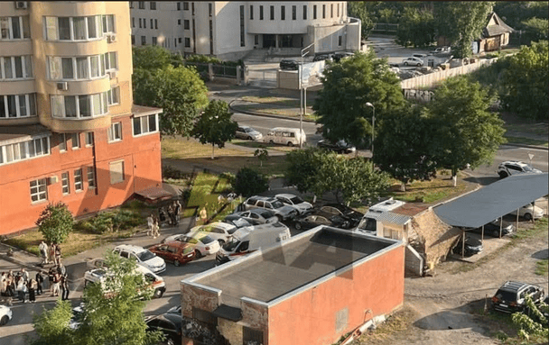 Різанина у Києві: парубок поранив ножем трьох людей на вулиці
