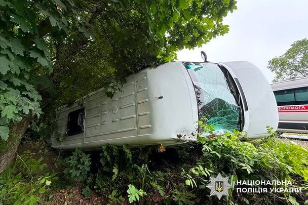 На Хмельниччині перекинувся пасажирський автобус: що відомо (фото)