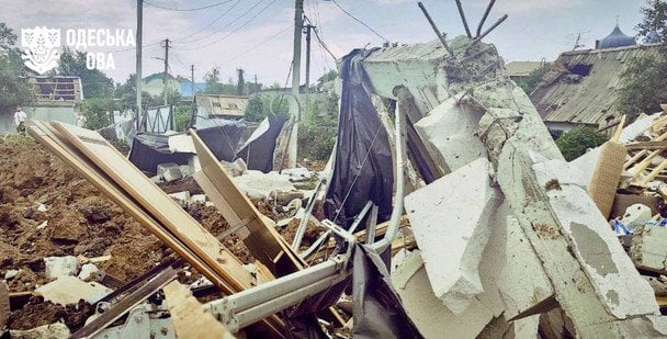 Ракети летіли просто у будинки: наслідки "прильотів" на Одещині (фото) Ракети летіли просто у будинки: наслідки "прильотів" на Одещині (фото)