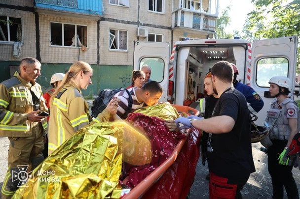 "Справжнє диво": у Києві з-під завалів розбитого вщент будинку врятували 7 людей (відео)