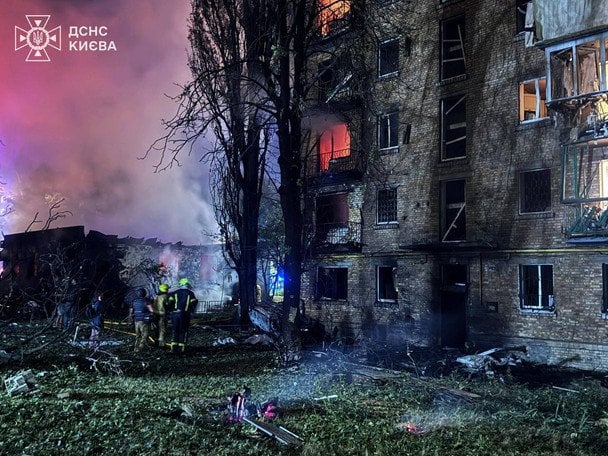 Цієї ночі Київ палав: балістика атакувала житлові будинки та метро, є жертви — все про наслідки (фото, відео) Цієї ночі Київ палав: балістика атакувала житлові будинки та метро, є жертви — все про наслідки (фото, відео)