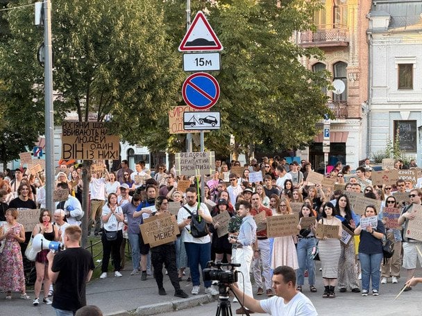 "Досить творить х**ню": у Києві 10-й день поспіль люди протестують проти відставки Федорова (відео)