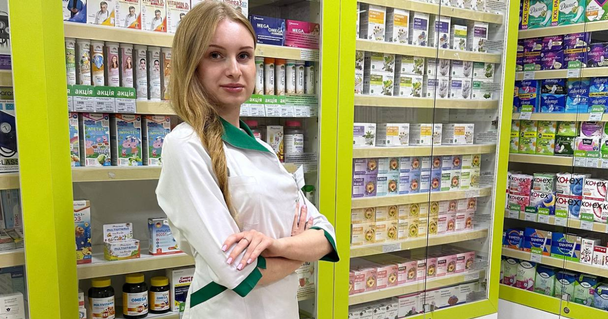 «Я сиділа на кухні й плакала». Історія молодої фармацевтки, яка повірила в себе завдяки підтримці «Аптека 9-1-1»
