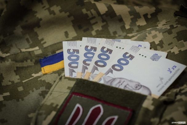 Доплата у 10 тисяч гривень для військових: хто отримає гроші, а кому відмовлять Доплата у 10 тисяч гривень для військових: хто отримає гроші, а кому відмовлять