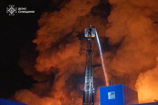 РФ вдарила по багатоповерхівці і ТЦ: обласний центр охопили масштабні пожежі, є потерпілі (фото)
