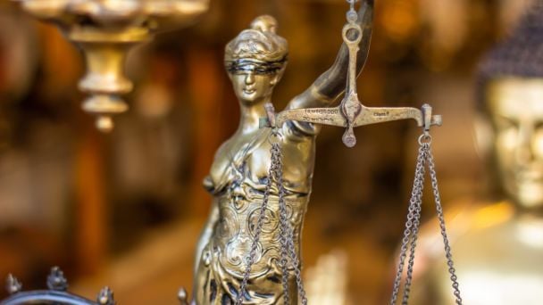 Британці замінюють дорогих адвокатів чат-ботами ШІ: наслідки шокують