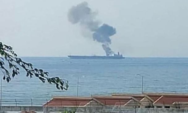 Палає на морі і на суші: російська армія втратила танкер та понтонну переправу