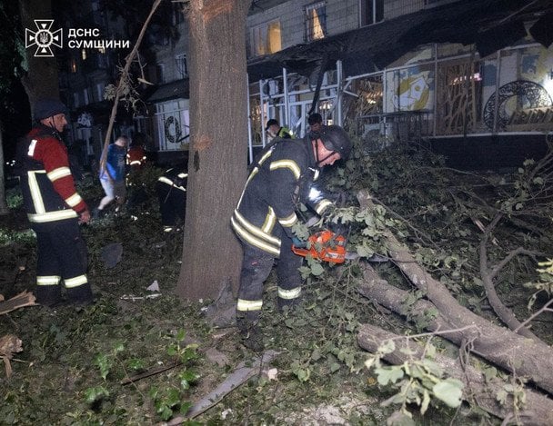 У Сумах після удару російської авіабомби з-під завалів врятували п'ятьох людей (фото) У Сумах після удару російської авіабомби з-під завалів врятували п'ятьох людей (фото)