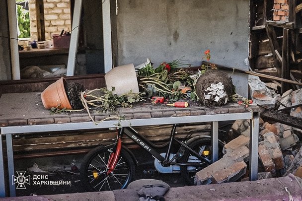Росія вдарила авіабомбами по обласному центрі України: окупанти вбили дитину, багато поранених (відео)