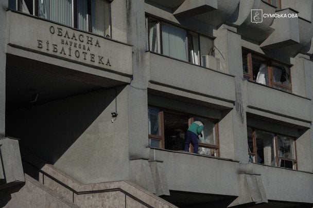 Страшні вибухи, потрощені будинки: Росія масовано обстріляла центр великого міста в Україні (фото, відео)