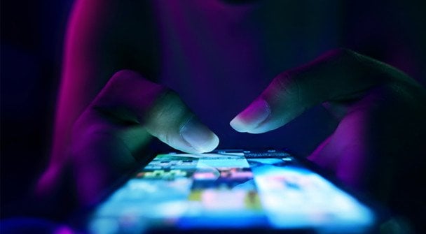 Заберуть гаджети і відправлять спати: для підлітків готують “комендантську годину” в інтернеті Заберуть гаджети і відправлять спати: для підлітків готують “комендантську годину” в інтернеті