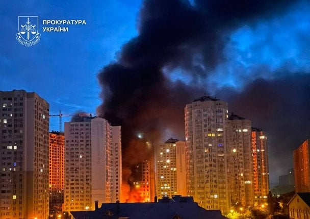 Багатоповерхівки у вогні, кількість загиблих зростає: все, що відомо про смертельну атаку РФ на Київ (фото, відео) Багатоповерхівки у вогні, кількість загиблих зростає: все, що відомо про смертельну атаку РФ на Київ (фото, відео)