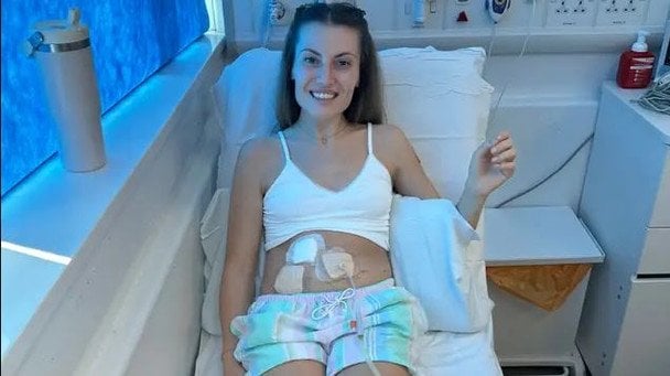 Жінці видалили сечовий міхур через залежність від пігулок: тепер вона мочиться через пупок Жінці видалили сечовий міхур через залежність від пігулок: тепер вона мочиться через пупок