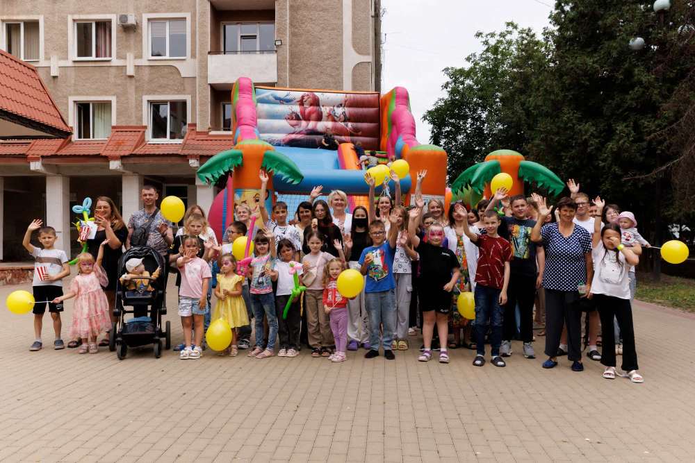 благодійний проєкт «ЄДИНІ» та «На Шапку» 2 TAÝNA разом із благодійниками подарувала день радості маленьким пацієнтам