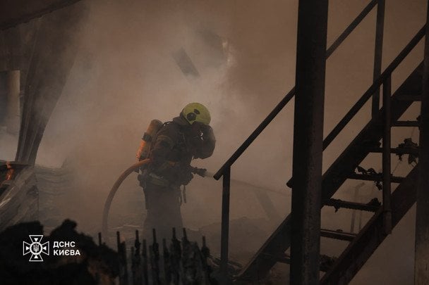 Росія втретє за тиждень атакувала Київ: гриміли вибухи, спалахнули пожежі, є поранені — усі деталі (фото)