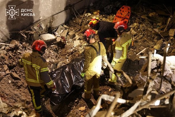 З-під завалів у Дарницькому районі дістали ще двох загиблих: жертв удару по Києву вже 18 (фото) З-під завалів у Дарницькому районі дістали ще двох загиблих: жертв удару по Києву вже 18 (фото)