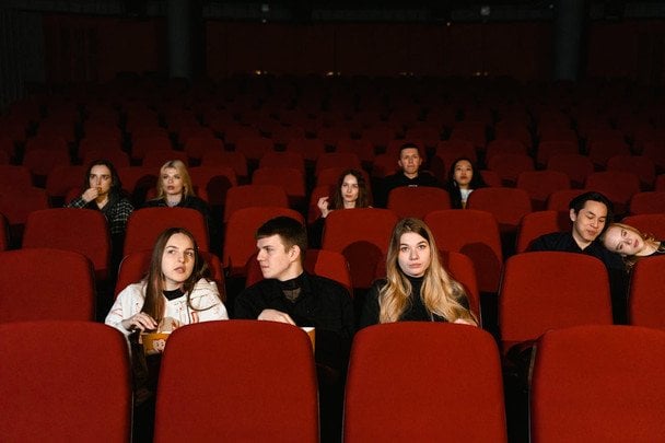 "Коштує, як мінімалка в Україні": біженка шокувала ціною за похід в кіно у Німеччині (відео)