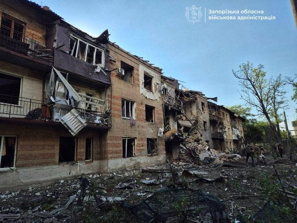 РФ знищила 3-поверхівку в одному з обласних центрів: є загиблі (фото)