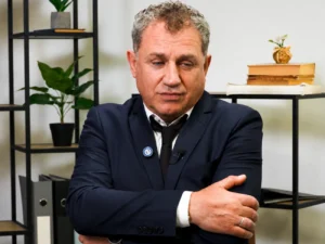 Микола Гнатюк: Я корову жену, а батько із красивою жінкою – у ліс. Мама ревнувала. Не все було гладко