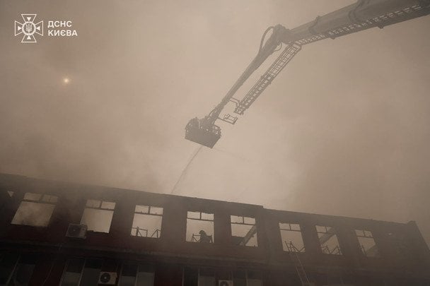 ДСНС показала наслідки удару РФ по Деснянському району Києва: є загиблі та поранені