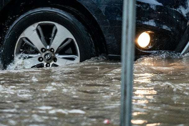 Цілі вулиці пішли під воду, а машини "пливуть" на дорогах: міста України накрив потоп через негоду (відео) Цілі вулиці пішли під воду, а машини "пливуть" на дорогах: міста України накрив потоп через негоду (відео)