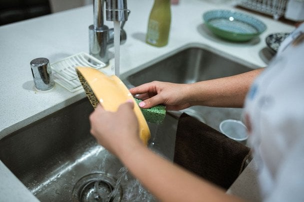 Всього одна ніч — і ваша кухня кишітиме бактеріями: чому брудний посуд не можна залишати в раковині