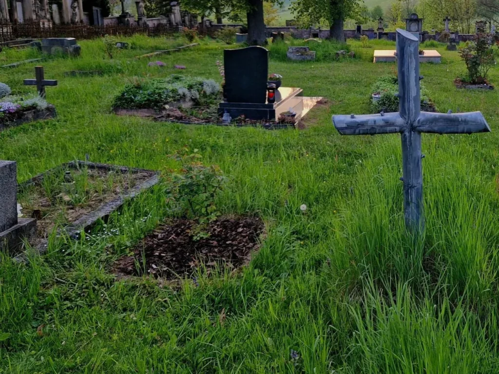 У РФ ритуальна служба закопала живу людину в могилу. Відео