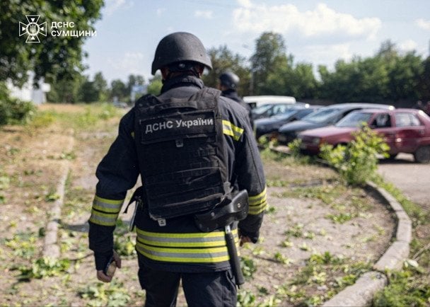 Росіяни скинули авіабомбу на школу в обласному центрі України: поранені діти та вихователі (фото, відео)