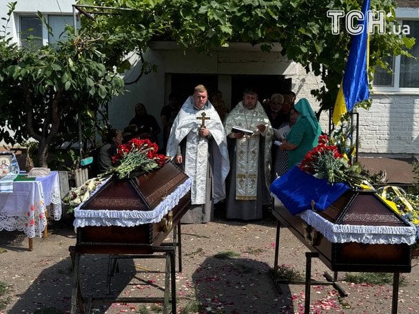 Резонансне вбивство Мосейчуків: у рідному селі проводжають братів в останню путь (фото, відео)