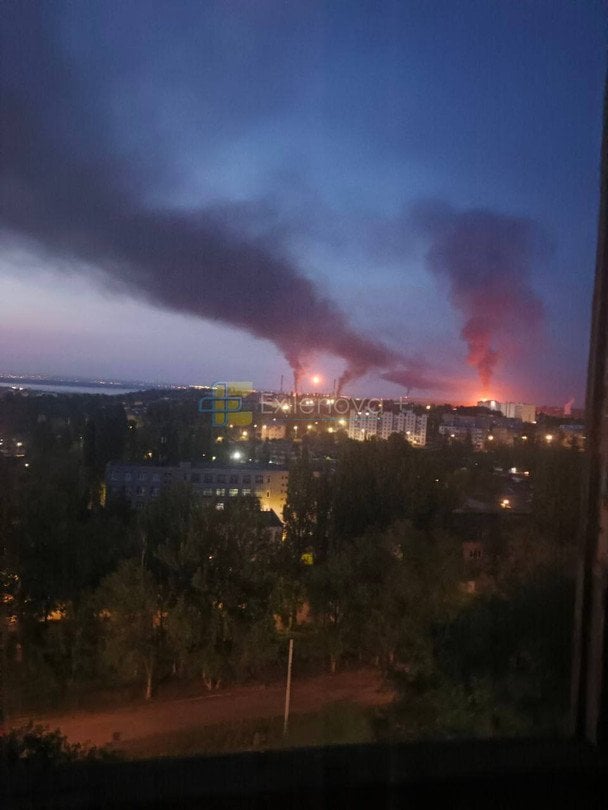 У Саратові після серії вибухів спалахнув нафтопереробний завод