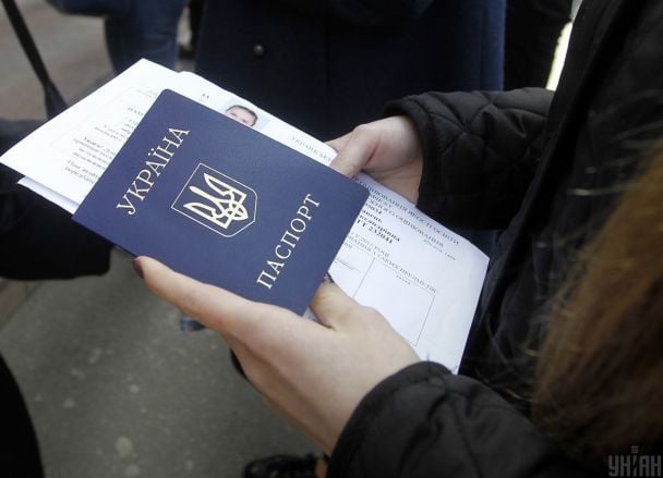 Кому доведеться змінити паспорт-книжечку на ID-картку: 5 обов'язкових випадків