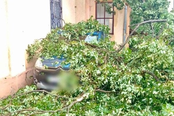 Цілі вулиці пішли під воду, а вітер зірвав дахи: міста України накрив погодний апокаліпсис (фото, відео)