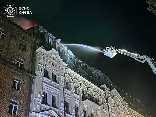 Росія вгатила просто по готелю в центрі Києва: пожежу гасять від ночі (відео)