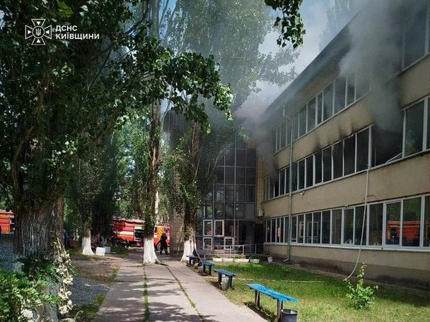 На Київщині сталася пожежа у центрі для бездомних: евакуювали близько 40 людей (фото_