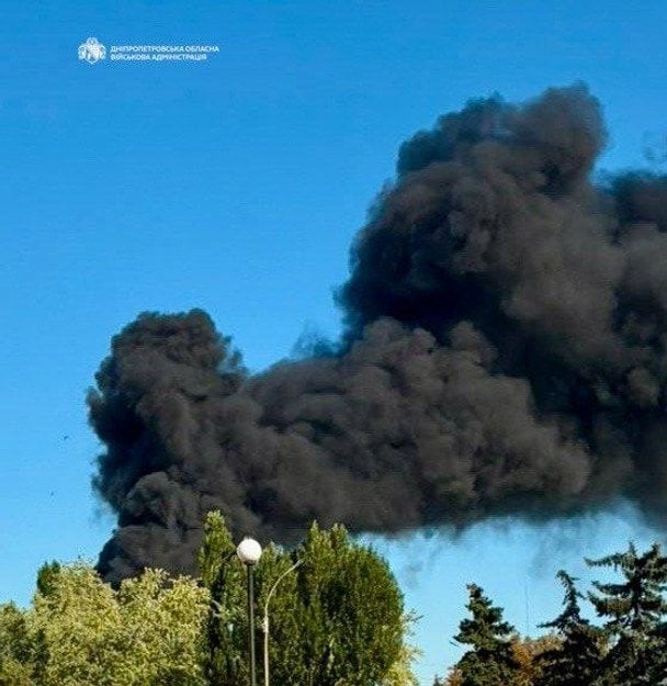 Росія влучила у торговельний комплекс в одному з міст України: спалахнула масштабна пожежа