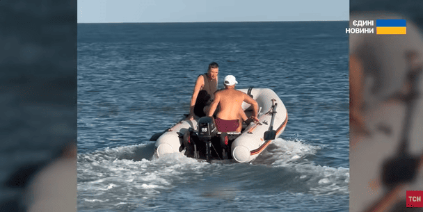 Дитину та двох чоловіків віднесло у море на Одещині: як все закінчилось (відео) Дитину та двох чоловіків віднесло у море на Одещині: як все закінчилось (відео)