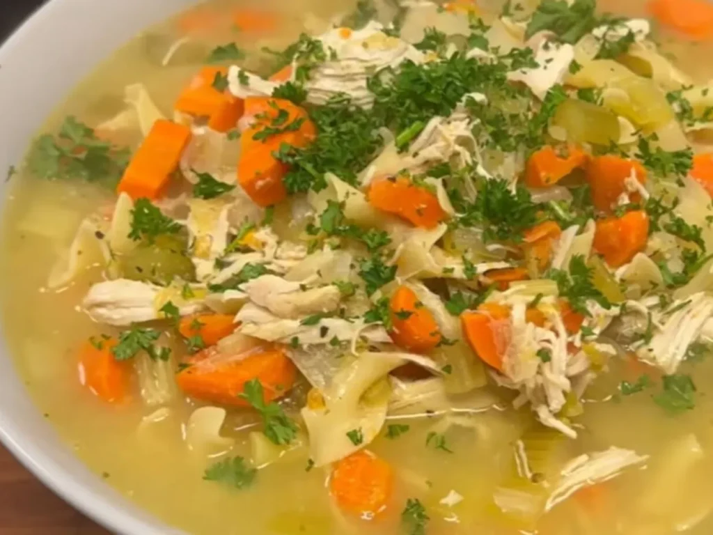 Рецепт ароматного курячого супу від кухаря Букінгемського палацу. Страва, яка пахне на весь дім Рецепт ароматного курячого супу від кухаря Букінгемського палацу. Страва, яка пахне на весь дім