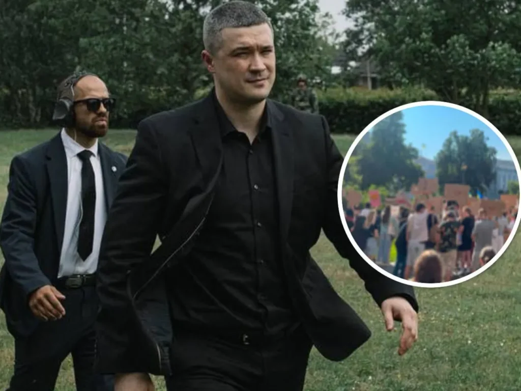 Хто із зірок вийшов на пікет проти звільнення Федорова і що вони написали на картонках. Фото Хто із зірок вийшов на пікет проти звільнення Федорова і що вони написали на картонках. Фото