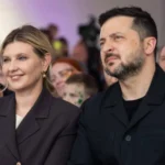 Зеленський завжди робить це, коли поряд дружина. В мережі помітили цікаву звичку президента. Фото