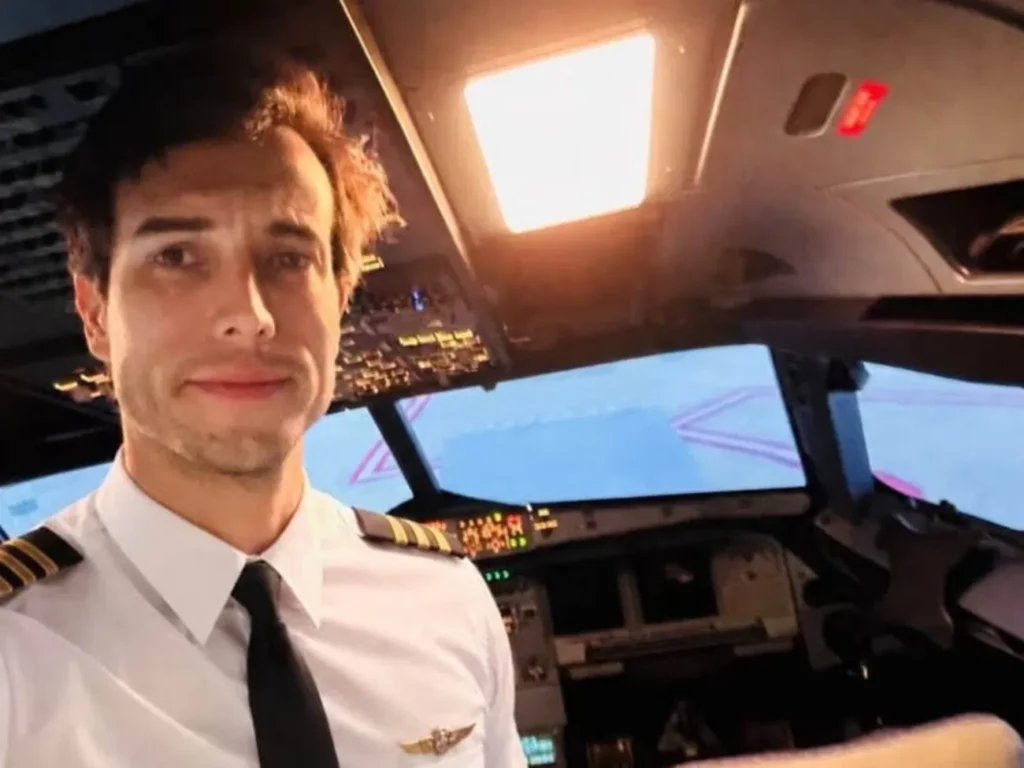 Інструктор вистрибнув із літака, залишивши стажистку саму в кабіні. Його знайшли мертвим Інструктор вистрибнув із літака, залишивши стажистку саму в кабіні. Його знайшли мертвим
